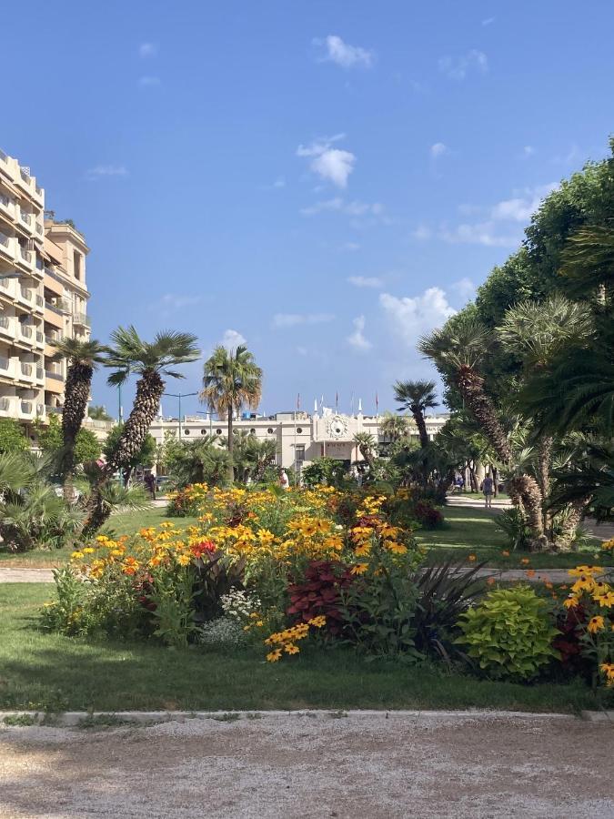 Queen Riviera : Climatisation, Parking, Terrasse Мантон Екстер'єр фото