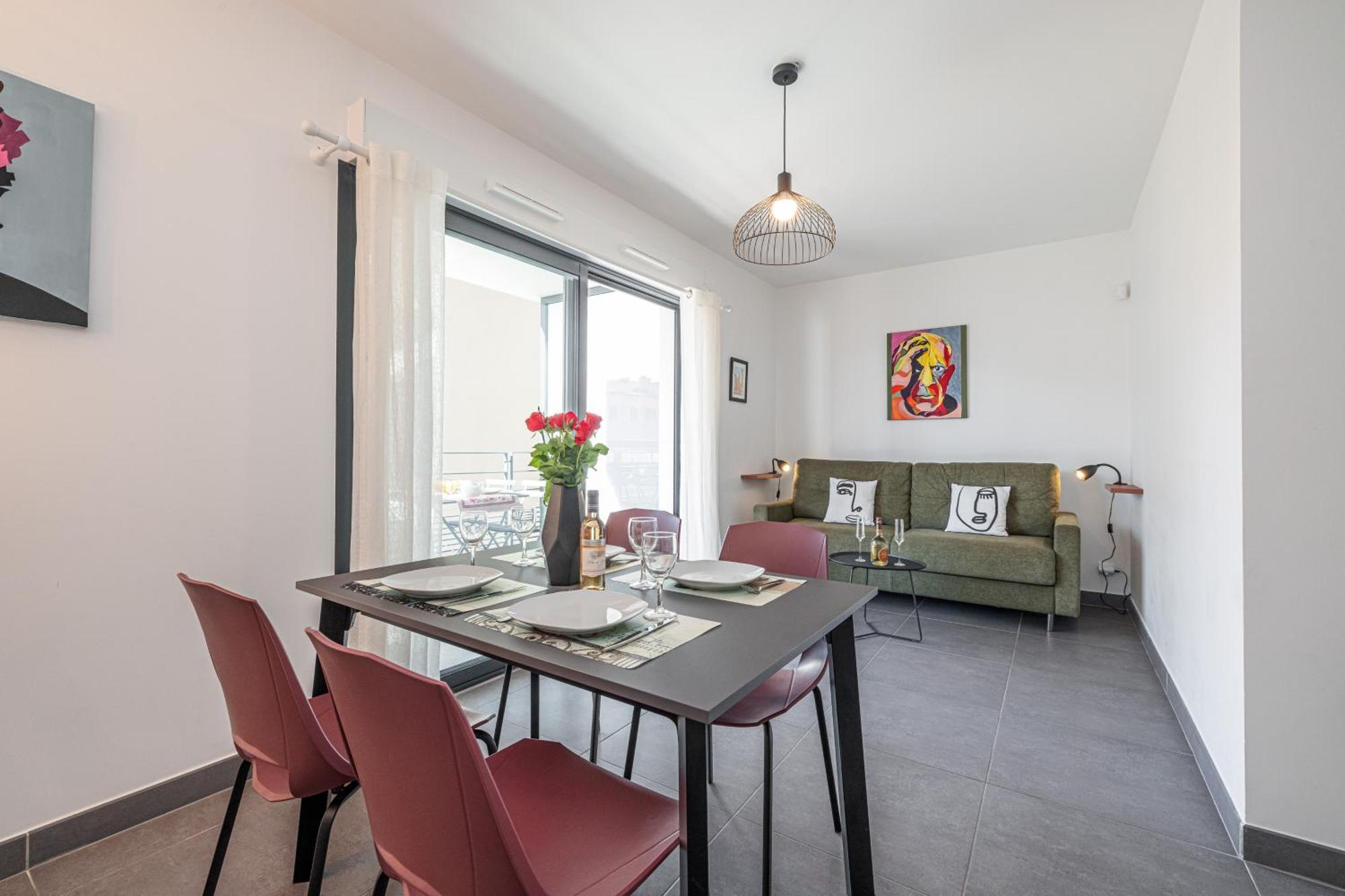 Queen Riviera : Climatisation, Parking, Terrasse Мантон Екстер'єр фото
