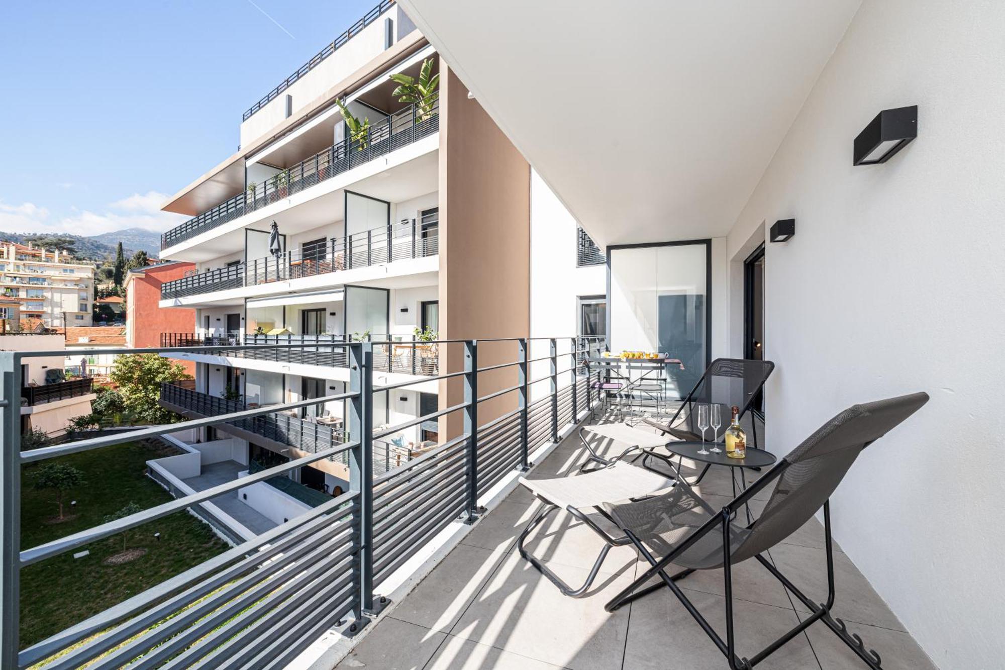 Queen Riviera : Climatisation, Parking, Terrasse Мантон Екстер'єр фото