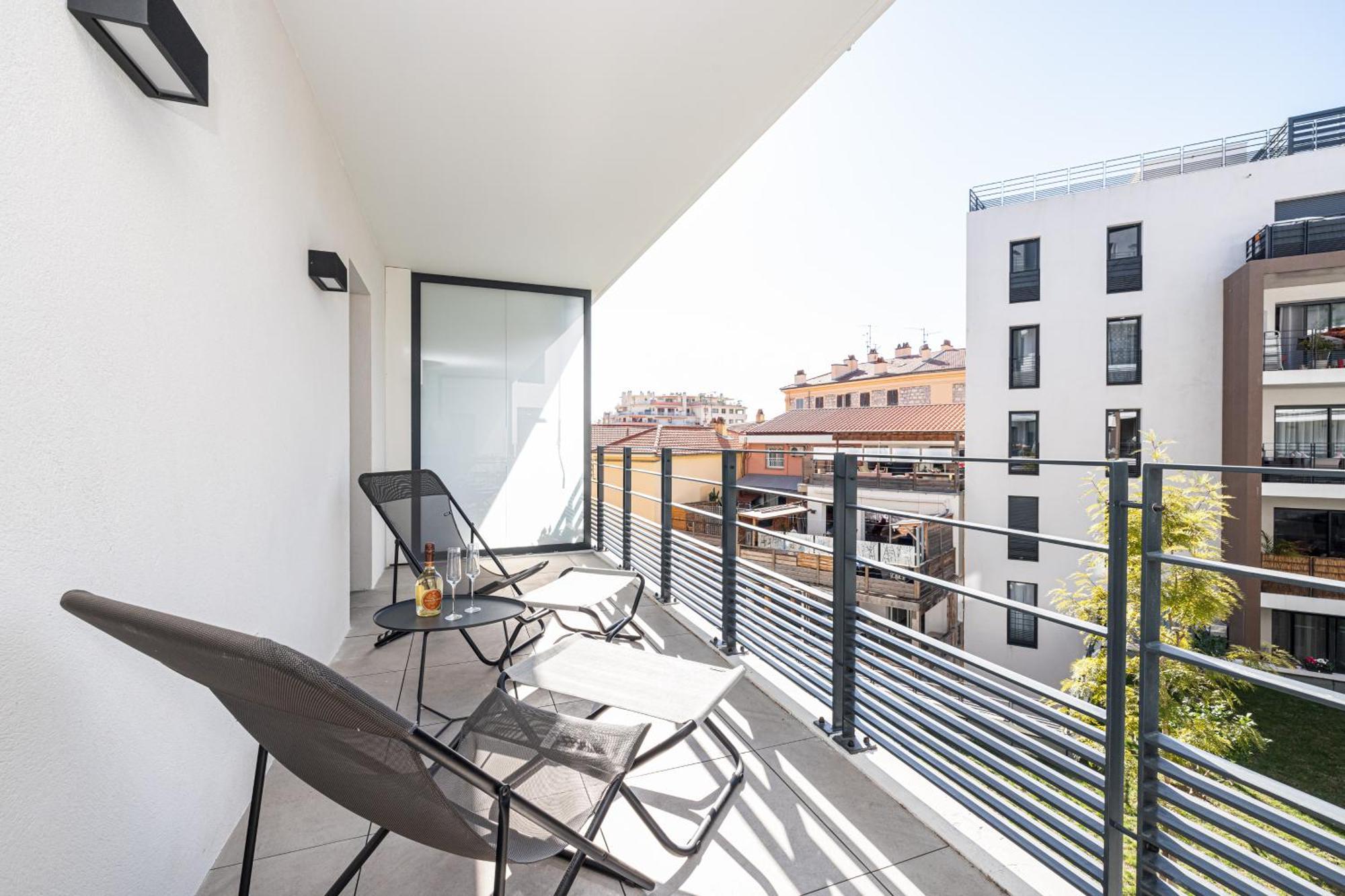 Queen Riviera : Climatisation, Parking, Terrasse Мантон Екстер'єр фото