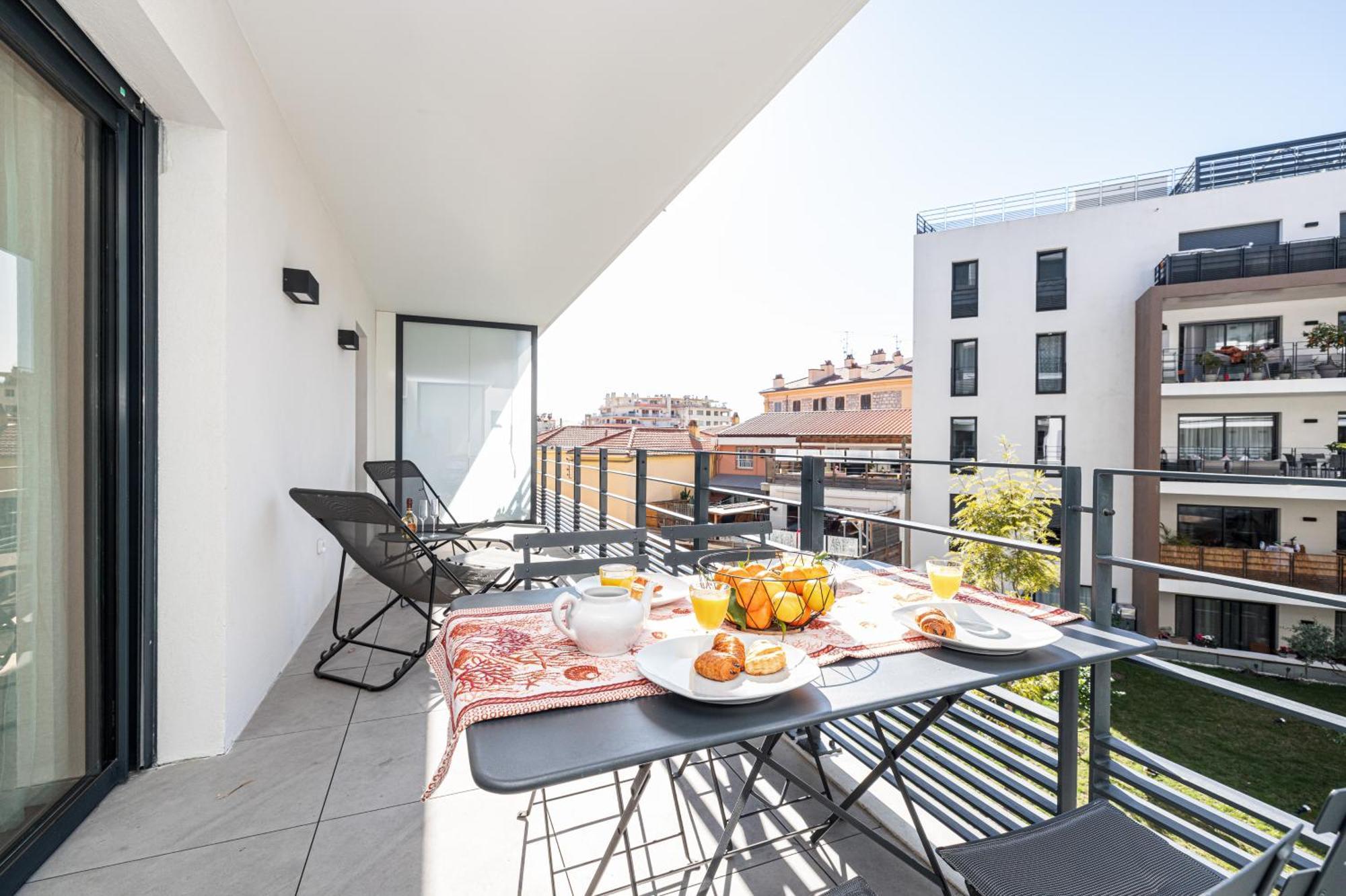 Queen Riviera : Climatisation, Parking, Terrasse Мантон Екстер'єр фото